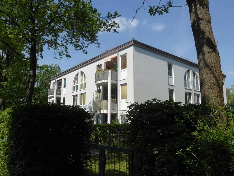 Gut geschnittene 3-Zimmer-Wohnung mit Balkon und Einbauküche in ruhiger Lage von Berlin-Rudow — photo 1